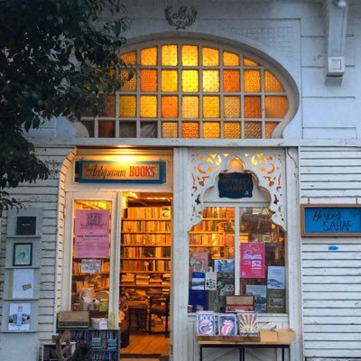 İstanbul Prens Adaları’ndan, Heybeliada’da (Halki) bir sahaf. Eskiler alıyorum, alıp yıldız yapıp satıyorum.