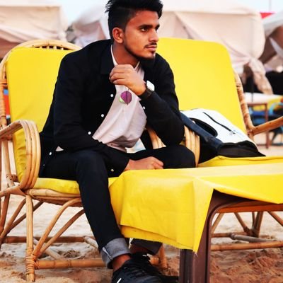 Har bat pe uthti h ungliyan meri taraf,
Kya mere siwa shehar me masum h saare.🖤
