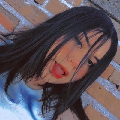 soy_paobc's profile picture. Nadie entiende por qué me aferro, nadie te ve cómo te veo🌚