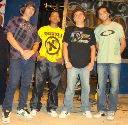 Banda formada em Niterói em 2010, tocamos pop rock,rock,reggae .