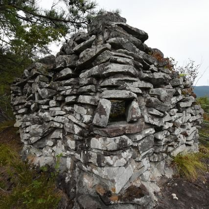 山中に忽然と現れる崩れかけた石積に衝撃を受け山城巡りがライフワークに、「しんこうの趣味のブログ」で長崎・佐賀を中心に城館の紹介をしております。古い町並みや神社仏閣、お庭、その他名所旧跡巡り、海外旅行、カメラ、山登り、キャンプ、飛行機、80年代の洋楽、縄文遺跡、ちゃんぽん、甘いものも大好き♪