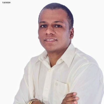Toda boa dádiva e todo dom perfeito são lá do alto, descendo do Pai das luzes, em quem não pode existir variação ou sombra de mudança.
Tiago 1:17