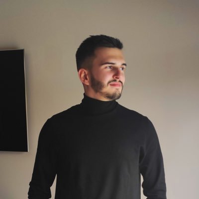Mâle - Directeur Artistique - Twittos de l’ombre - Déteste quand « en fait » est utilisé toutes les deux phrases par les gens qui débattent