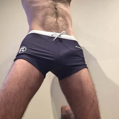 I'm a 47yo aussie bloke, 5'10 tall & 73kg. Fit ath toned bod, hairy chest, stomach, legs & arse. I have brn hair & eyes+ very thick cock.