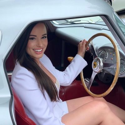 Founder of @beautyandkeys: Female focused for the auto enthusiasts 🙋🏻‍♀️💕💄💋🚗💨