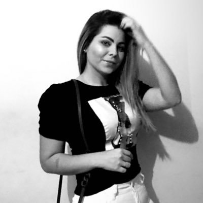 Ela é de fase, toda bipolar. Cheia de marra, durona por fora e coração mole por dentro. Toda inocente, toda estressada e toda apaixonada.