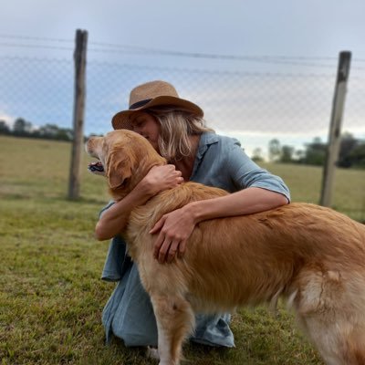 Hija. Hermana de 4. Esposa. Mamá de 4. Los vínculos no me definen en sí, pero son mi esencia.