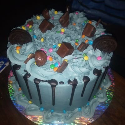 Hadonys cakes and pastries| political scientist | Cakes and snacks. Order for your cakes and small chops at affordable prices. Call/WhatsApp: 07038484801