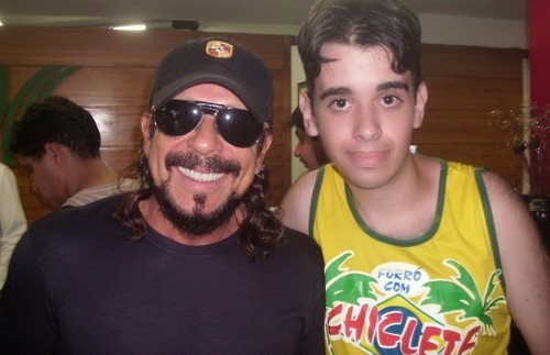 Professor de Violão,toco guitarra e violão, técnico em informática e sou Chicleteiro!