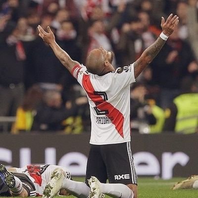 Argentino. Porteño. Hincha de River Plate. El más grande...