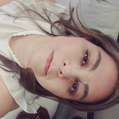 AleBouquets's profile picture. Comunicóloga de profesión, amante de la aviación por convicción. Estudiante de Kabbalah. Viva L'Amour, las redes sociales, las flores y los gatos.