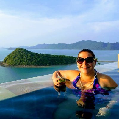 Viajeraza, jodida, renegona, boga, dog lover, makiadicta, adoro todo lo q sepa a maracuya, huela a coco y suene a reggae.