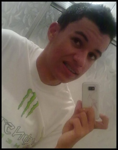 - Eu viajei no seu olhar,

no teu sorriso, nos teus segredos.

Eu descobri o que é amar,

pelo toque dos seus beijos ♫)'