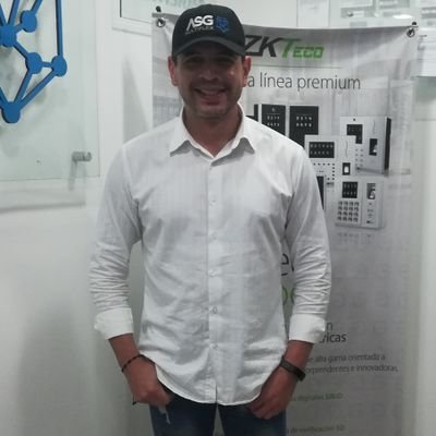 Especialista en Aduana y Seguridad logística. Crítico de economía y política, seguro de que se puede hacer cambios profundos. Venezolano de pura cepa.