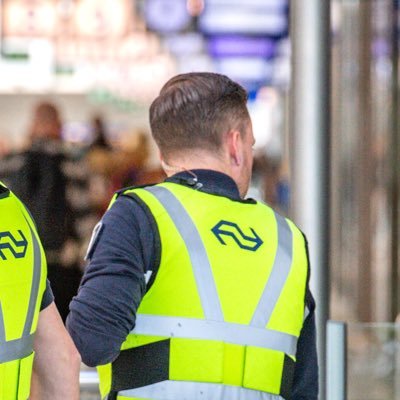 Medewerker Veiligheid & Service @NS_online Standplaats Roosendaal 🚅👮🏻‍♂️ Tweets op pers. titel. 💛💙 ^DR