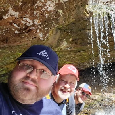 Journalists and writer.
Die hard Cardinals, Royals, Chiefs, and Blues fans.
Oxford comma user.