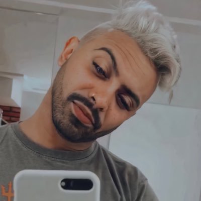 Eh dono de um coração aventureiro. De viver e aproveitar o momento. Tem pressa de fazer as coisas valerem a pena, de experimentar e de ter o mundo em suas mãos.