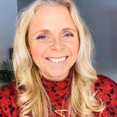 Art Director @thesundaypeople @TheSundayMirror @adelejdesign Blogger https://t.co/cfkmSJOVMa Vlogger. Tech Savvy Mum helping parents keep kids safe online.