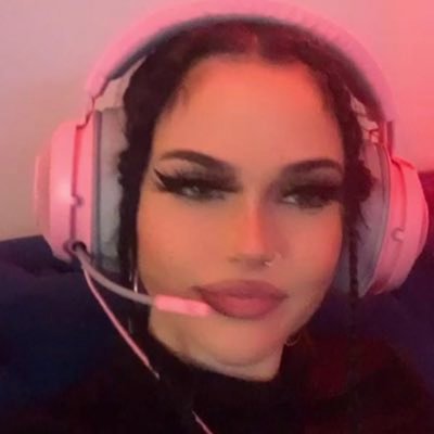 out of context maggie lindemann (@lindeskz)