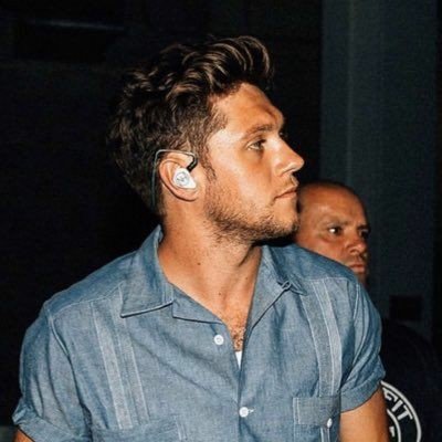 MilixHoran523's profile picture. Staneo mucha gente
Niall Horan • Louis T•
Harry •
5SOS •
Dua Lipa •
Little Mix • 
1D