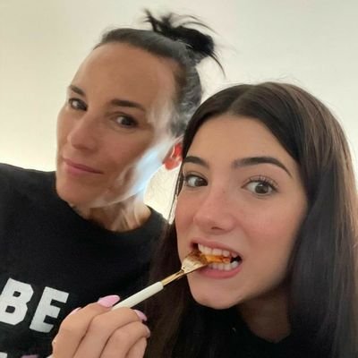 Charlon47388909's profile picture. hi I'm a fan of Charli ❤️✨