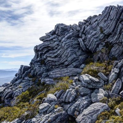 We work on metamorphism in Earth and space @MonashEAE. The team: @DrAndy_Tomkins @Zspint1 @RibeiroBrunov @geology_sarah @alanis_ob @geology_martin @BurkeTahnee