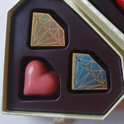 jasminum1031's profile picture. チョコレート中心のスイーツの記録です┃ボンボンショコラ┃タブレット┃bean to bar┃ナッツ系&フルーツ系┃東京近辺