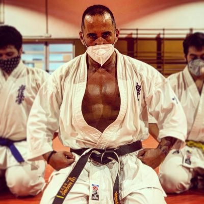 Apasionado de Santako. Presidente y fundador de la A.J.K.C.P. un proyecto que cambia vidas, donde el Karate es sólo una excusa para intentar ser mejor persona