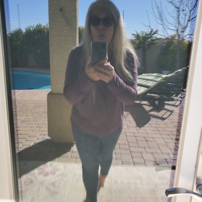 shesinthedesert's profile picture. Midwest girl living in Las Vegas.