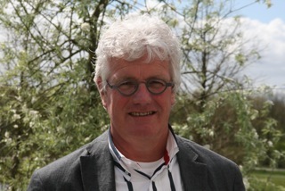 Ruim 35 jaar in de mode-detailhandel werkzaam. Gehuwd, 2 dochters en 2 honden. Sport; tennis, zwemmen, fietsen, golf en skiën.