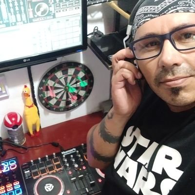 It's a me, Rogério.
Nerd, aspirante a DJ, gamer desde quando tudo era mato, apaixonado por fighting games e noivo da moça mais linda que já conheci.