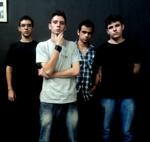 @celsozukovski - Guitarra/ Vocais  @Leonardomuthi - Guitarra @Lucsmatheus - Baixo  @MuAntoniazzi - Bateria