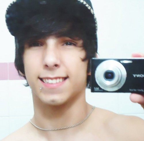 15 anos, estudante, solteiro, bobo, carinhoso, ciumento, sou um garoto simples, que corre atrás dos seus sonhos. Me siga e descubra mais sobre mim, rawr ;9