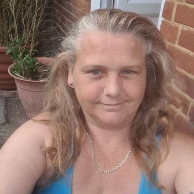 hi I'm full time mum has i have 5 children and 6 grandchildren i like to go out for dinner and for drink with friends and go see a film or go for a walk