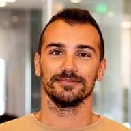 Μισώ τους ανορθόγραφους και τους καπνιστές... Και όσους περπατάνε στον ποδηλατοδρόμο. Και τους ανθρώπους γενικότερα
