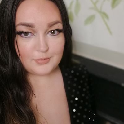 Creator & boss @LandAPaperCo - an online stationery shop in #Edinburgh.
Culture vulture. Runs @womenartsscot. Ravenous reader & music lover. She/her