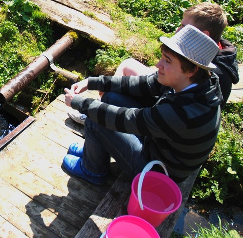 andrewandred's profile picture. Я человек. Чей то родственник. Кому то друг. Сын, чародей, чей то брат, чей то отец, дочь и бабушка собственной матери.