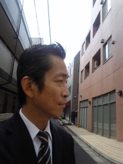 石油ケミカル貿易会社経営。 趣味はテニス、サーフィン、ピアノ演奏、旅行など。Running a trading office, oil chemical, in Tokyo