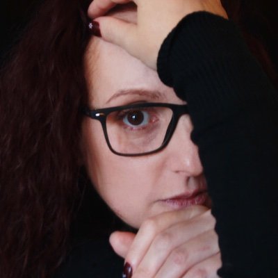 Escritora de terror y fantasía oscura. Experta en mirar musarañas. Autora de 📕 Reflexus 📕Relatos y otros cuentos.