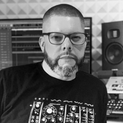 Passionate about technology, music production, marketing and DJing.