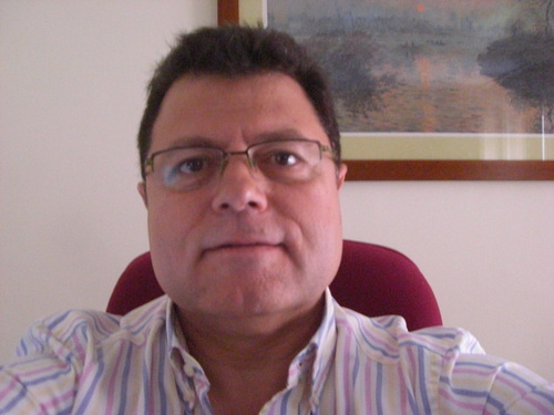 Trotamundos. Nací en un pueblecito de Jaén, me crié en Barcelona y vivo en Granada. Corredor de Seguros y Director del Polideportivo de Granada Sport Directo
