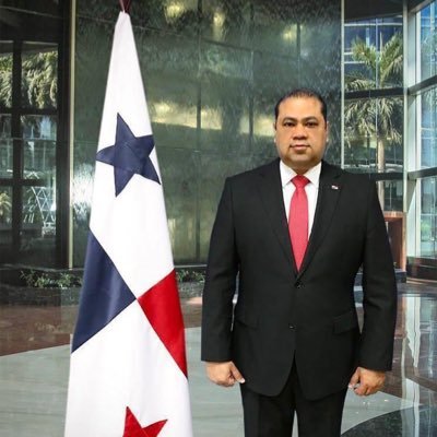 Panameño, Torrijista, PRD, abogado y servidor público. Administrador de la Autoridad de @pasaportepanama 🇵🇦 #NoBajemosLaGuardia