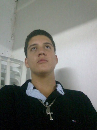 Apresentador do programa fala jovem na Tv Litoral de macaé, adora jornalismo, radialista externo como reporter trazendo as informaçoes das baladas ao vivo......