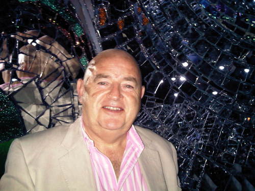 Enterprise Sales guru, loves rugby, likes all sports except darts and snooker. Comedy, jazz & funk. India, Thailand, US, Italy, France this yr. Enjoying life