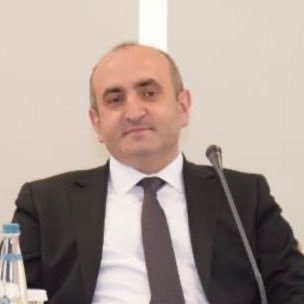 Metot bilimden, yöntem amaçtan, usul esastan, üslup mesajdan önce gelir. Yanlış üslup doğru sözün celladıdır.