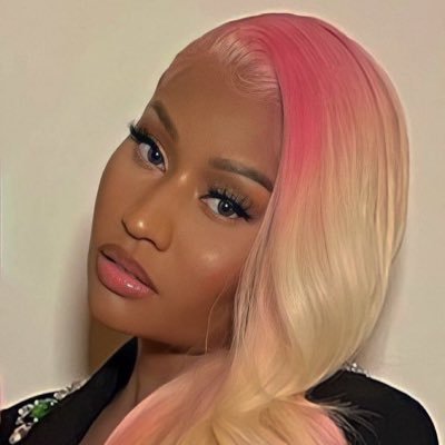 GlossyHiltonxx's profile picture. 