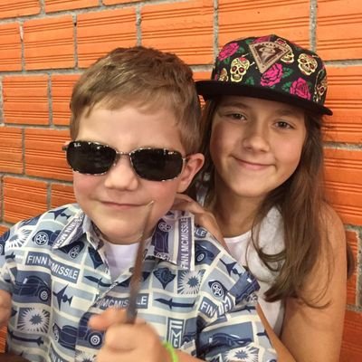 Somos colecionadores de camisas mas elas são especiais pois ganhamos de jogadores e dirigentes então o valor é inestimável. Maria Fernanda (14) e João Pedro (7)