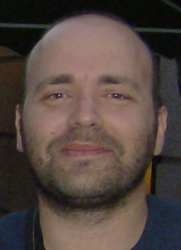 _marcosperez's profile picture. Revelado gato, por redivivo difunto reincidente (la ruleta de la vida es rusa y no llevo la cuenta). En la cornisa de enfrente.