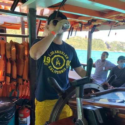 Taurino, Publicitário, Degustador de cervejas, amante de viagens, jogador de futebol aposentado e croosfiteiro não praticante 😂😂