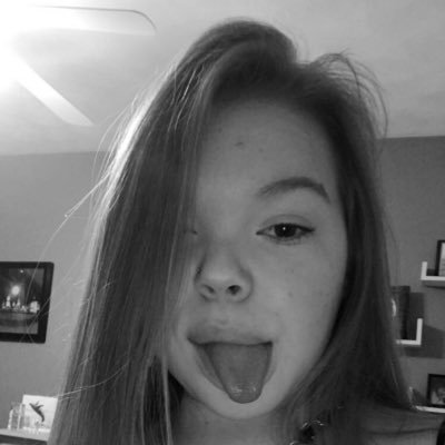 CarlyMcnellie's profile picture. your legal midget friend